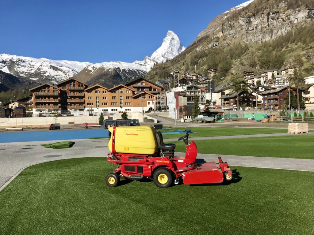 Kunstrasen für Garten, Terrasse oder Balkon. Golf und Sport. Verkauf und Vermietung von Minispielfeldern. Montageservice ganze Schweiz